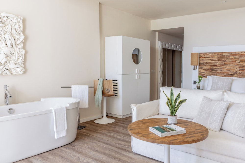 Suite Junior, 2 habitaciones, terraza (Estudio ME + Suite Junior) Suite Junior, 2 habitaciones, terraza (Estudio ME + Suite Junior)