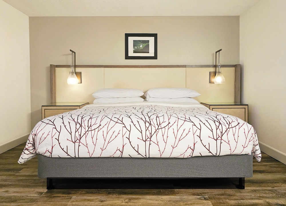 Premium Room, 1 King Bed, Balcony, Mountain View