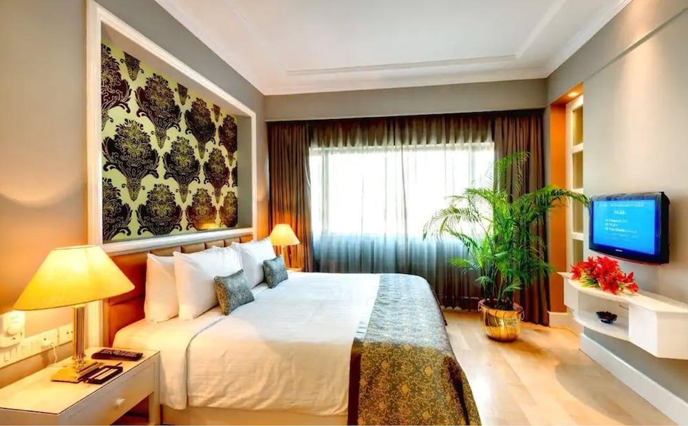 Junior Suite, Executive Lounge Access, Pool View - Photo 3