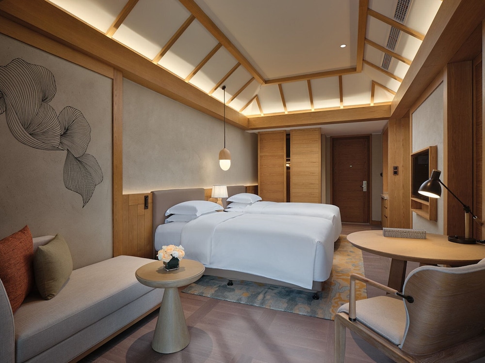 Standard Room, 2 Double Beds, Mountain View - Photo 1