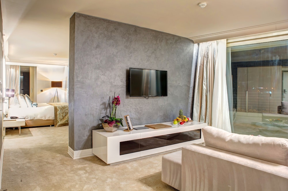 Suite, 1 King Bed, Balcony, Sea View (Spa)