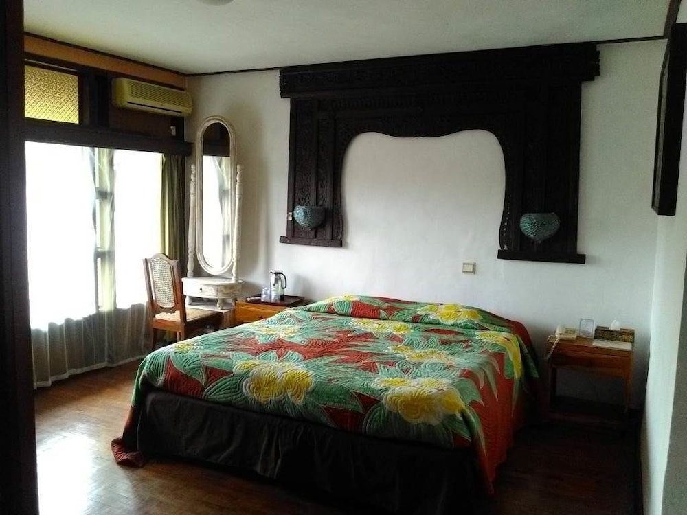Second Floor Spacious Room with Balcony