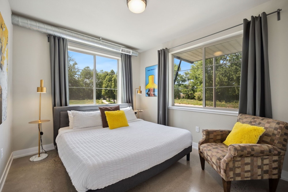 House, Multiple Beds, Patio, Garden View (750 Jerome St. (Unit 1)*) photo 2