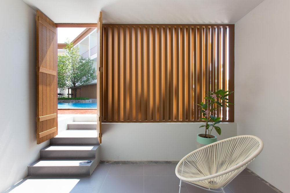 Superior Twin Room with Pool Access - Photo 10