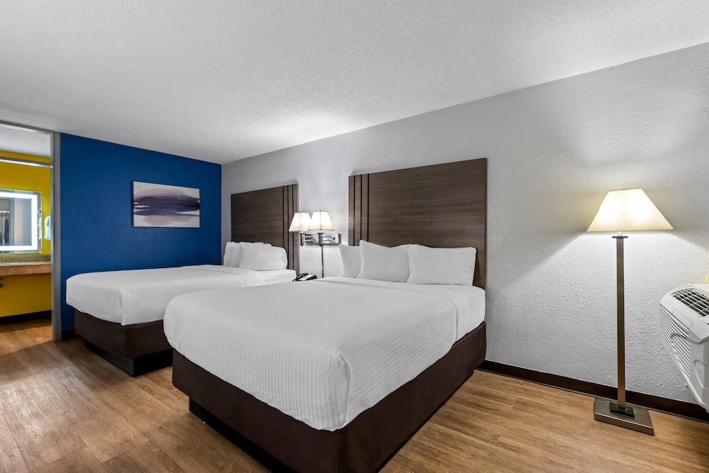 Room, 2 Queen Beds, Accessible, Non Smoking - Photo 1