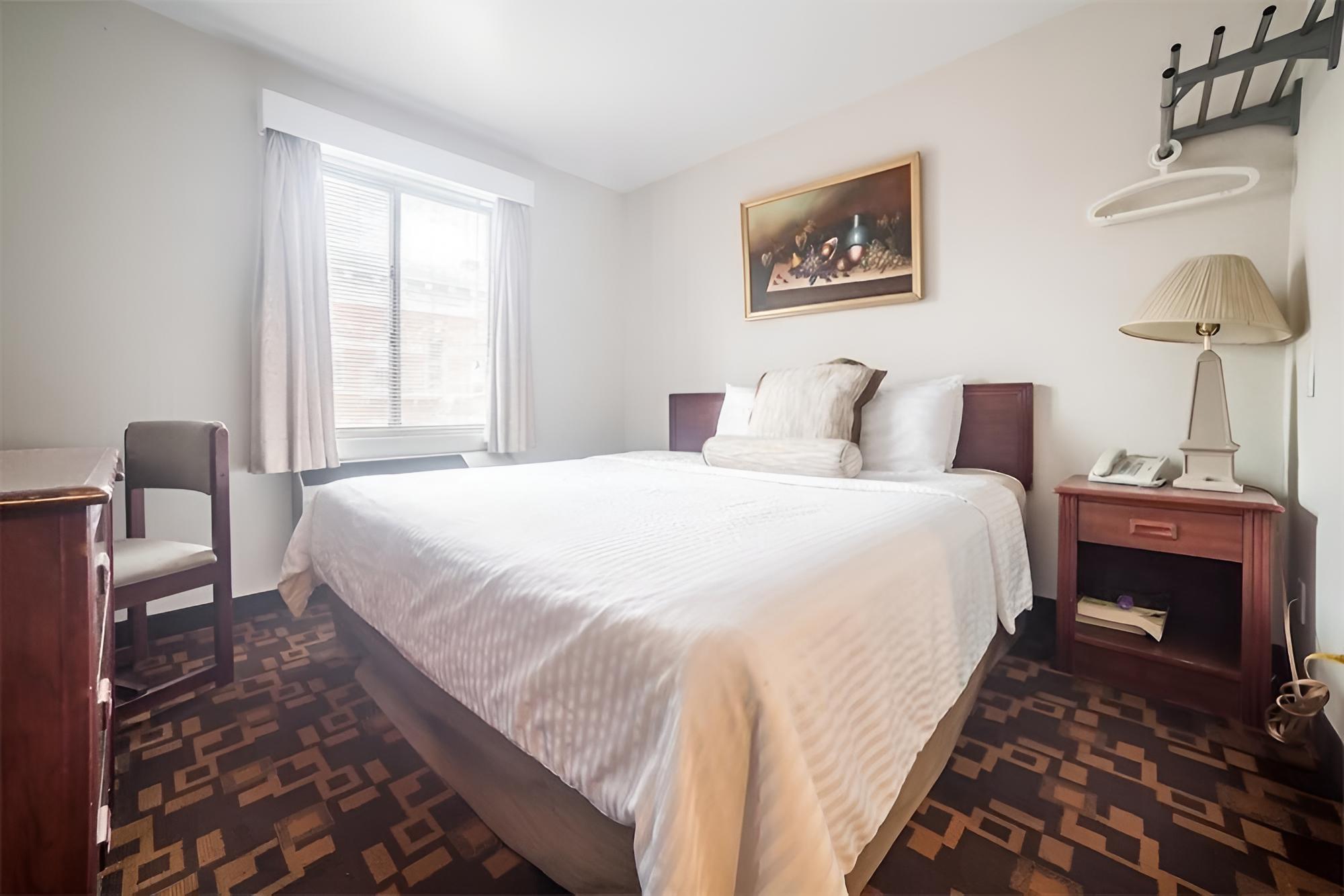 Standard Room, 1 Queen Bed, Non Smoking, Private Bathroom photo 2