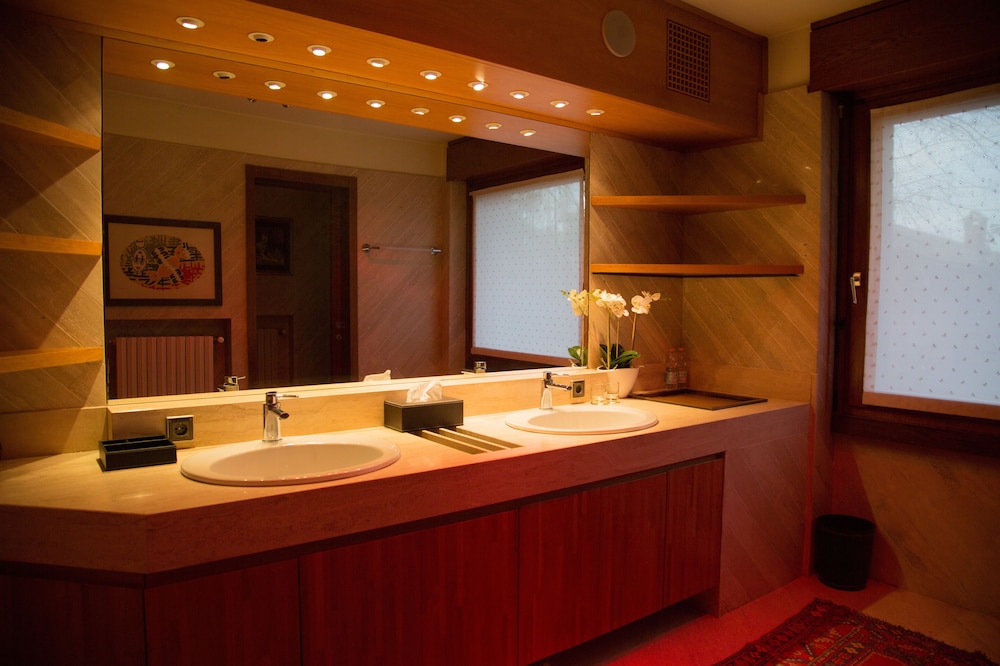 Standard Double Room, 1 Queen Bed, Shared Bathroom (205) photo 2