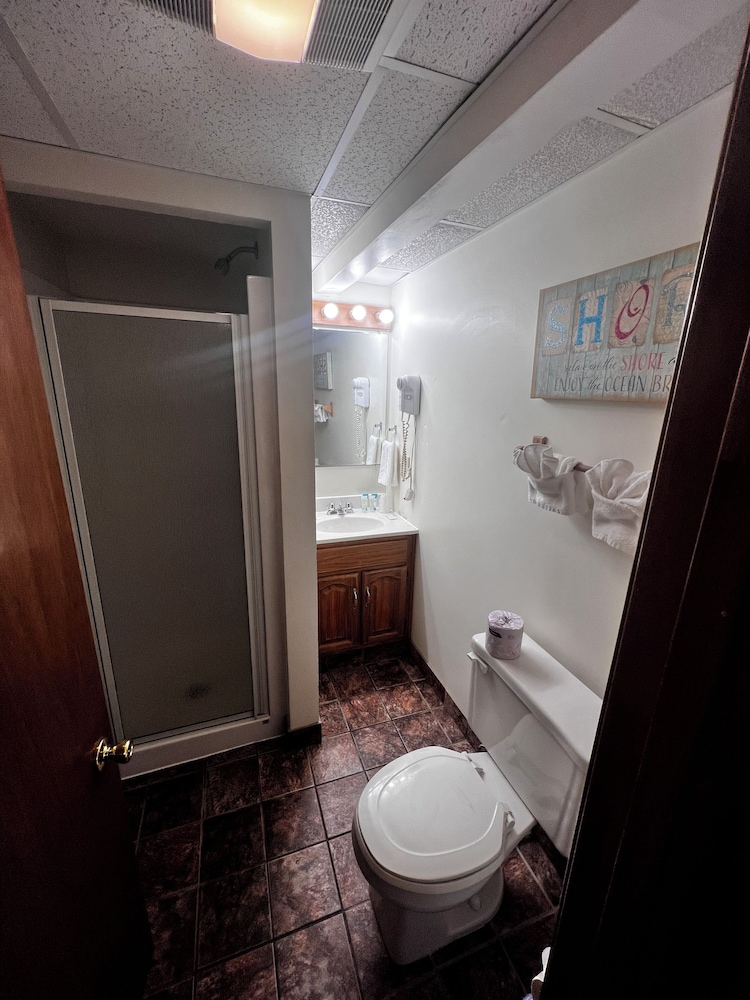 Queen Jacuzzi (Basement) photo 2
