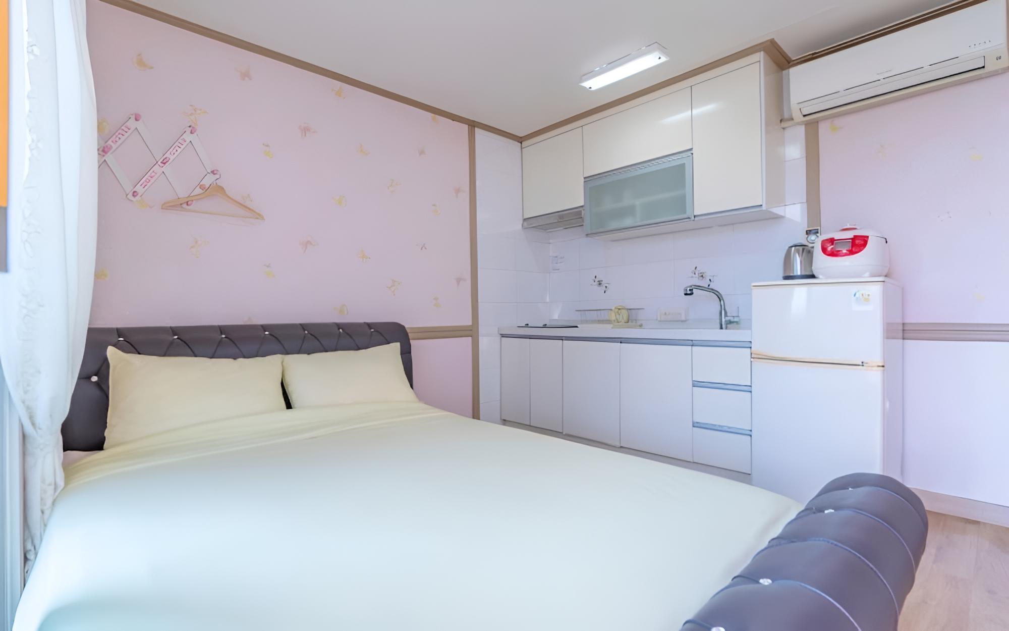 Room (Coral) - Photo 1