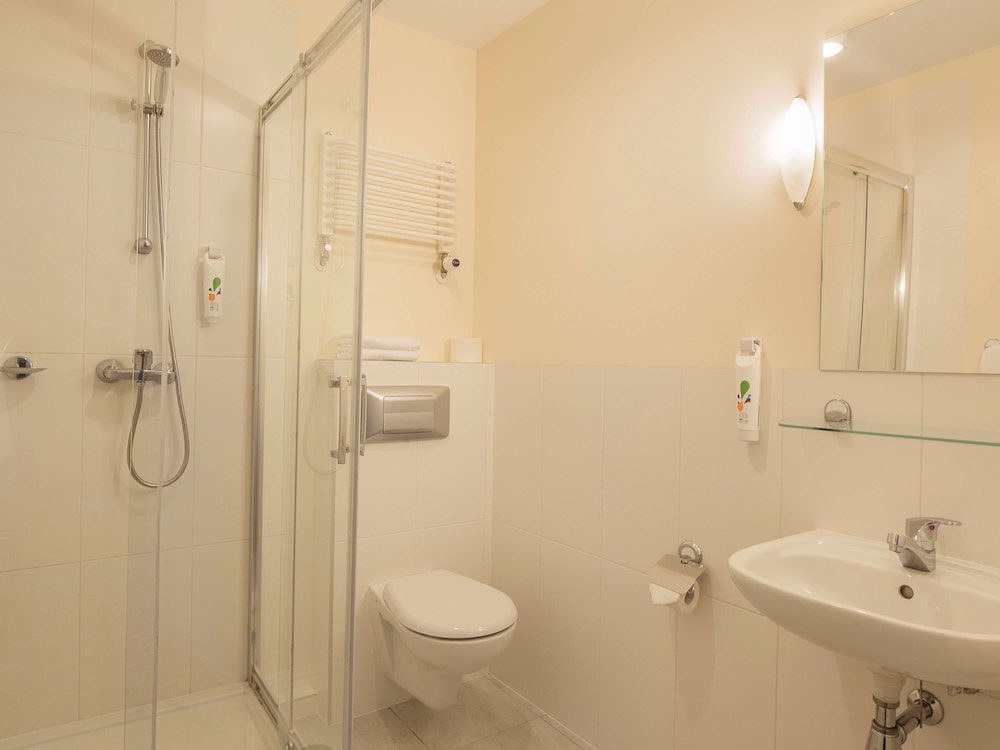 Standard Room, Multiple Beds - Photo 4