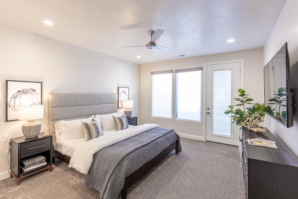 Townhome, Multiple Beds (Modern Ledges) photo 3