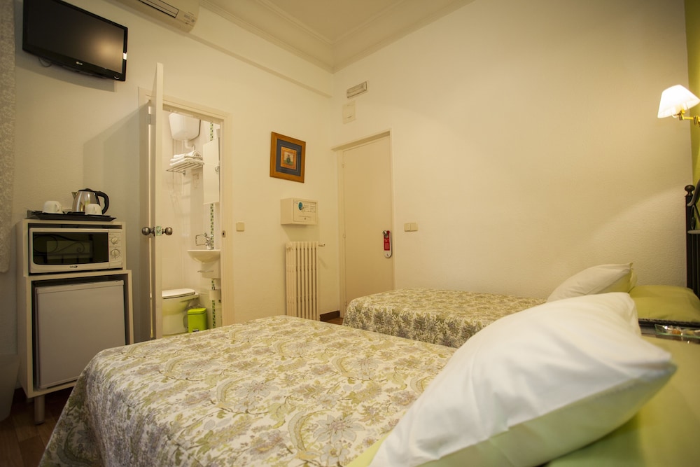 Double Room, 2 Twin Beds, Private Bathroom photo 3