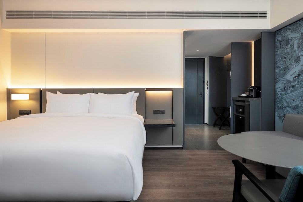 Deluxe Room, 1 King Bed, Air conditioning, City View