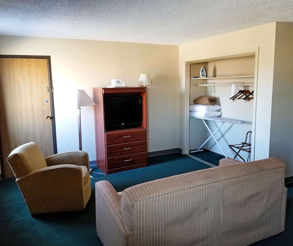 Suite, 1 King Bed, Bathtub - Photo 7