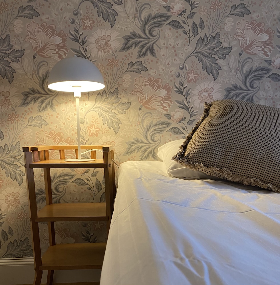 Basic Twin Room, 2 Twin Beds, Non Smoking, Shared Bathroom - Photo 2