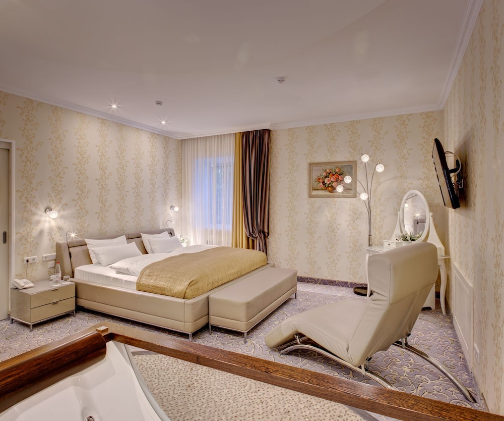 Suite, Jetted Tub photo 3