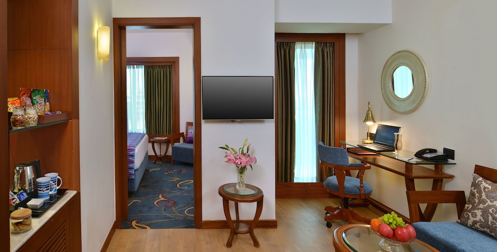 Suite, 1 Queen Bed, City View (Executive Suite) - Photo 1
