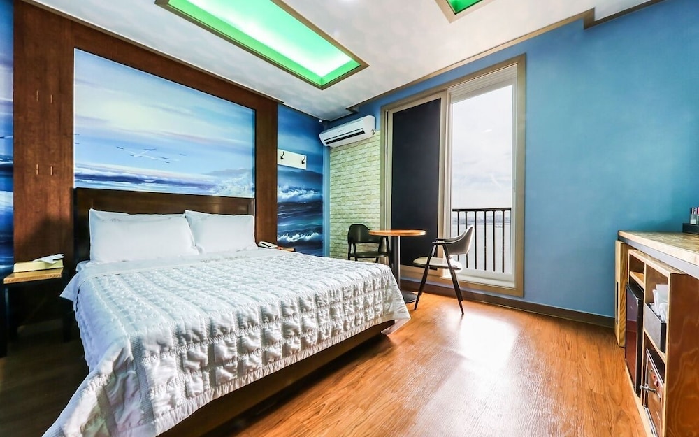 Mid-Size Taxi (Netflix, Ocean View) - Photo 1