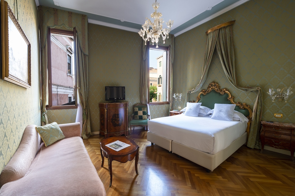 Room, Canal View (Prestige)
