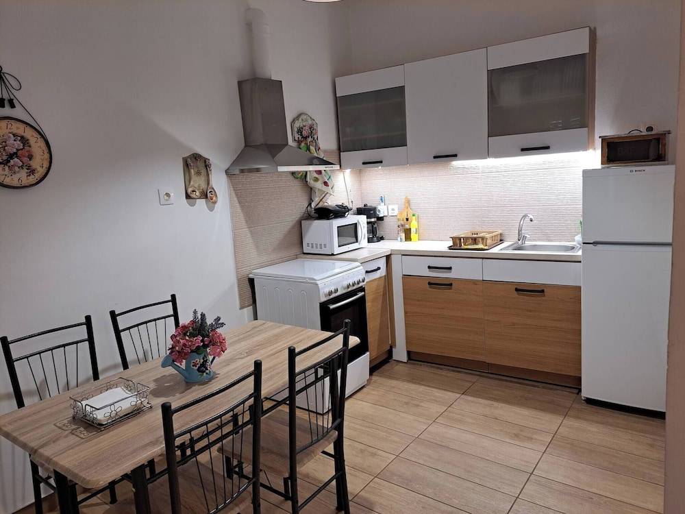 Relax in Elliniko Hidden Gem-vintage Bungalow With Garden and Hot Tub in an Iglo, Billede 4