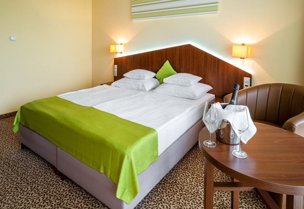 Deluxe Double Room, 1 Queen Bed, Non Smoking photo 2