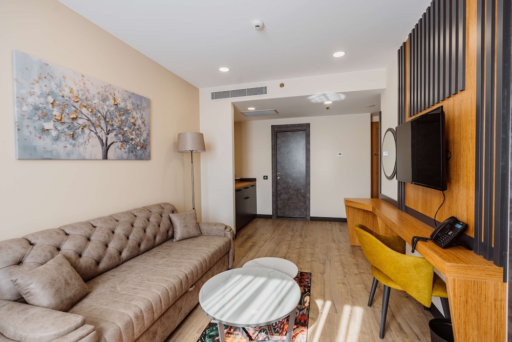 Junior Suite, 1 King Bed, Non Smoking, Kitchenette (Separate Living Room;with Sofabed) - Photo 3
