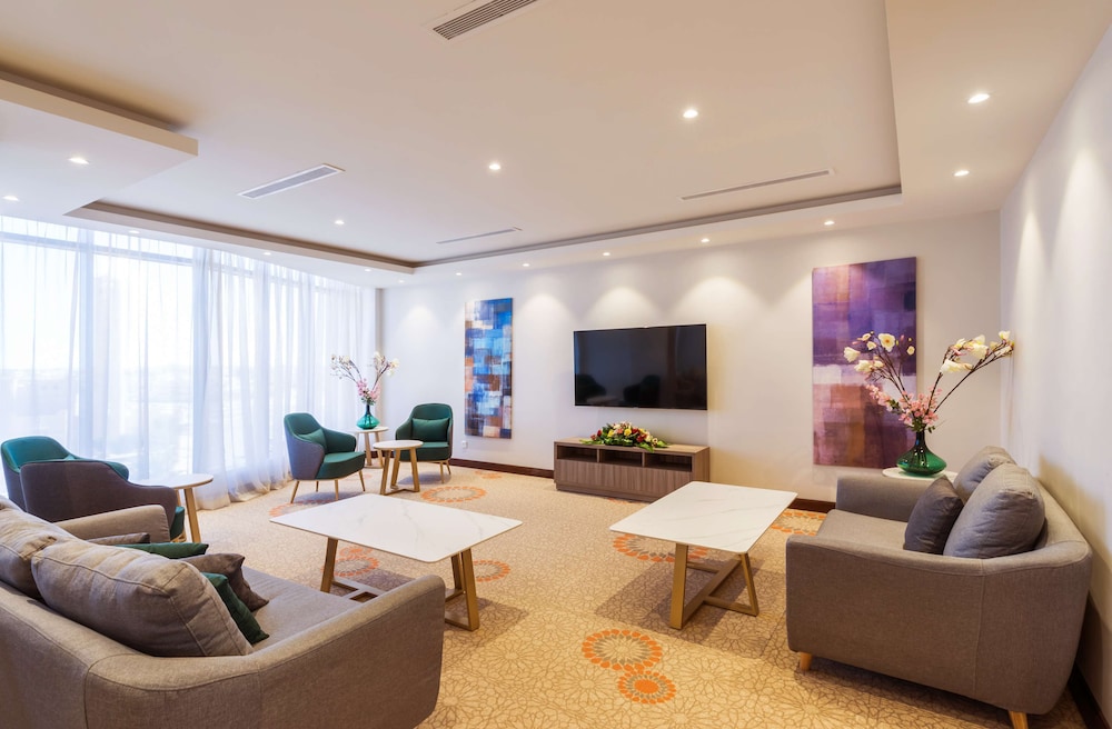Suite, 1 King Bed, Jetted Tub, City View (Living Room)