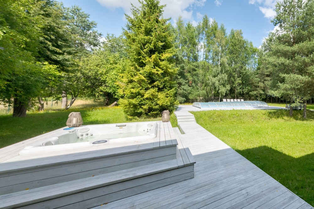 Superior House, 5 Bedrooms, Hot Tub, Poolside photo 2