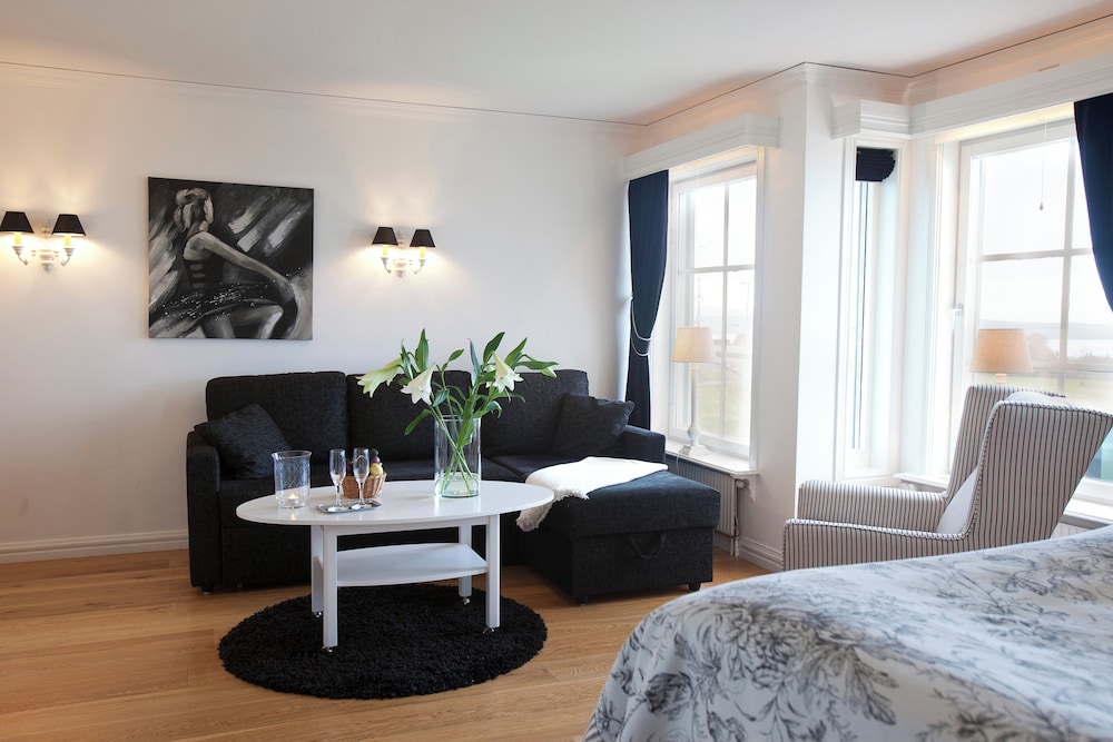 Panoramic Studio Suite, Jetted Tub (Pets not allowed) photo 2