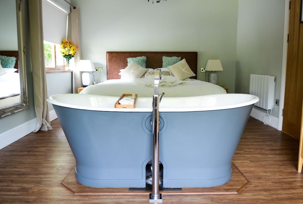 Room, Bathtub - no pets allowed
