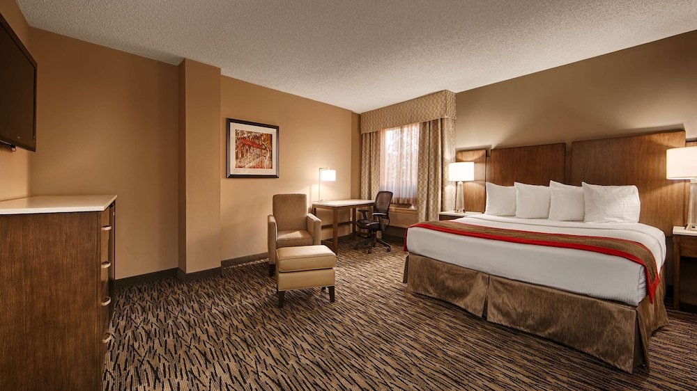 Business Room, 1 King Bed, Non Smoking, Refrigerator & Microwave - Photo 1