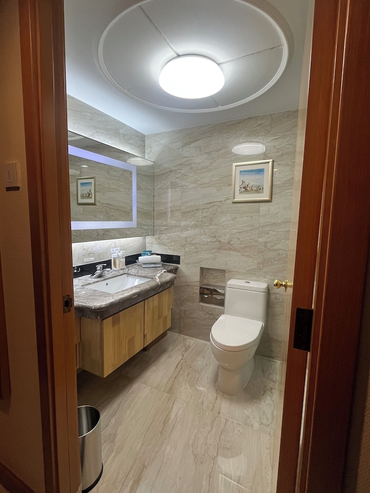 Standard King Room - Accessible thumbnail 6