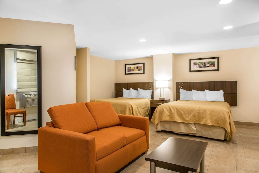 Suite, Multiple Beds, Non Smoking photo 3