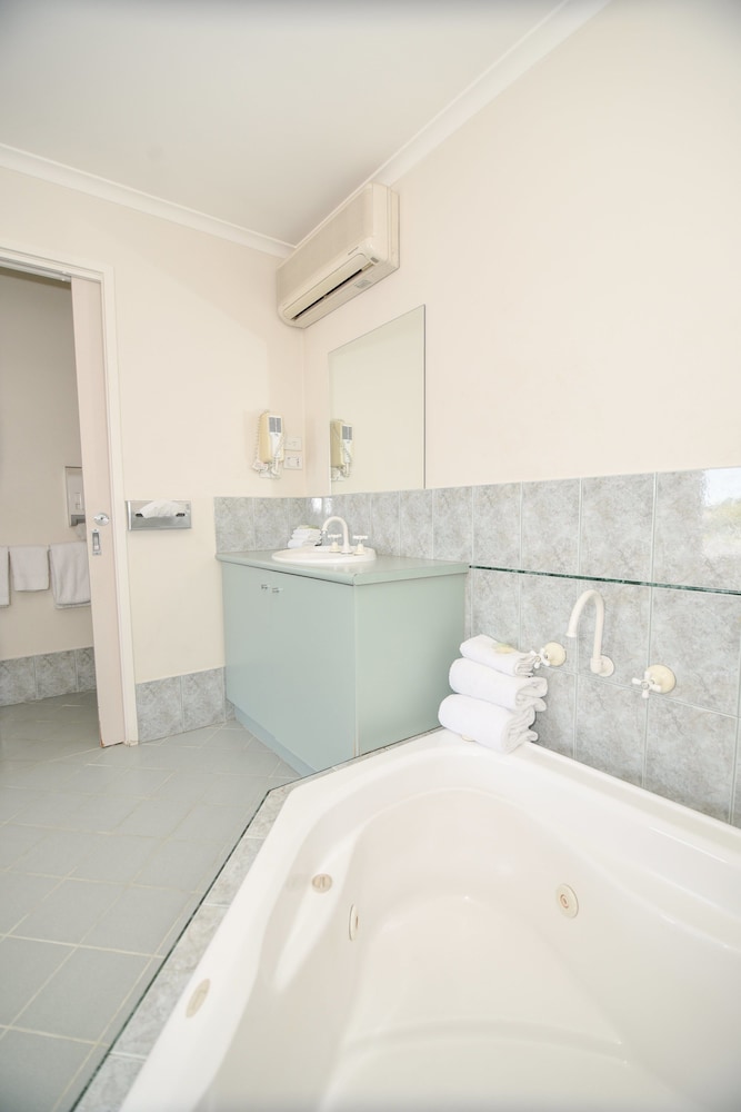 Spa Room - Photo 5