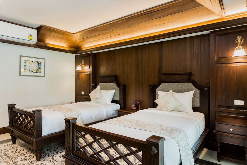 Deluxe Colonial Twin - Photo 10