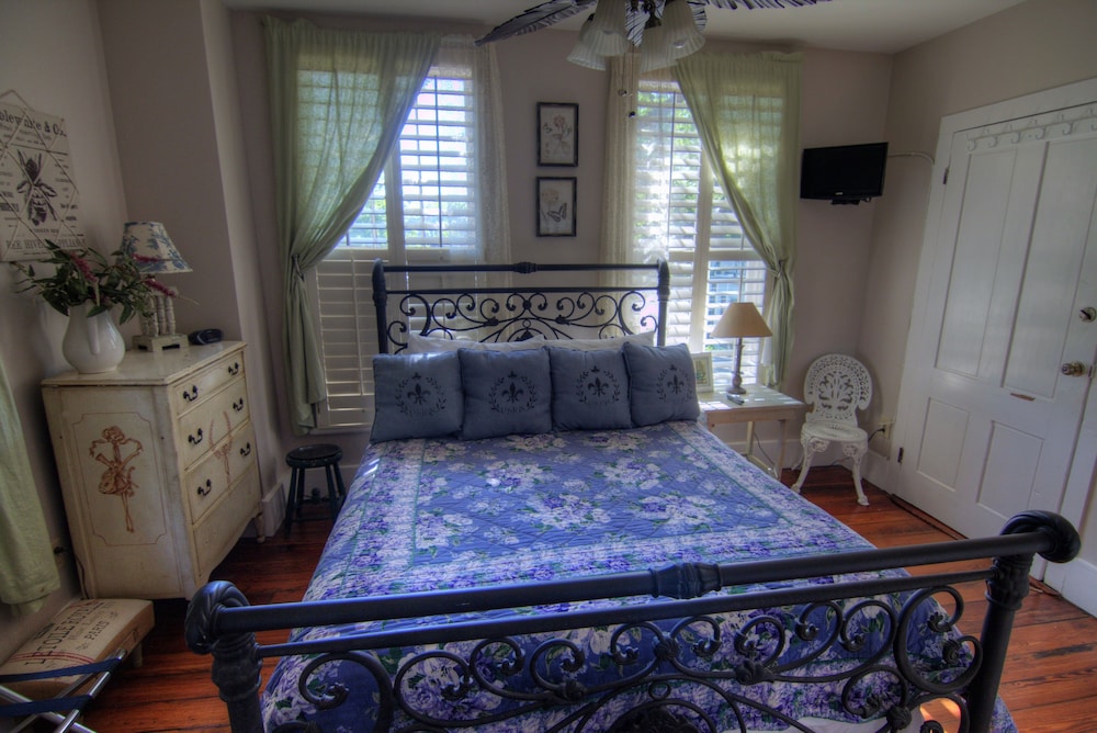 Standard Room, 1 Queen Bed photo 1