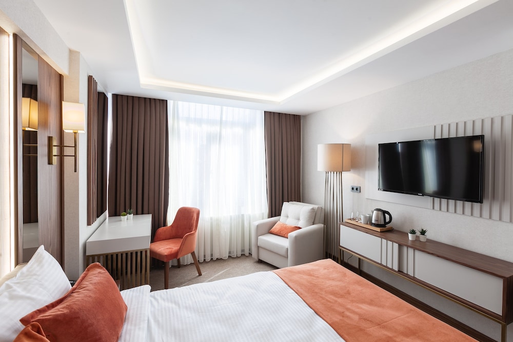 Deluxe Triple Room, 1 Queen Bed with Sofa bed photo 2