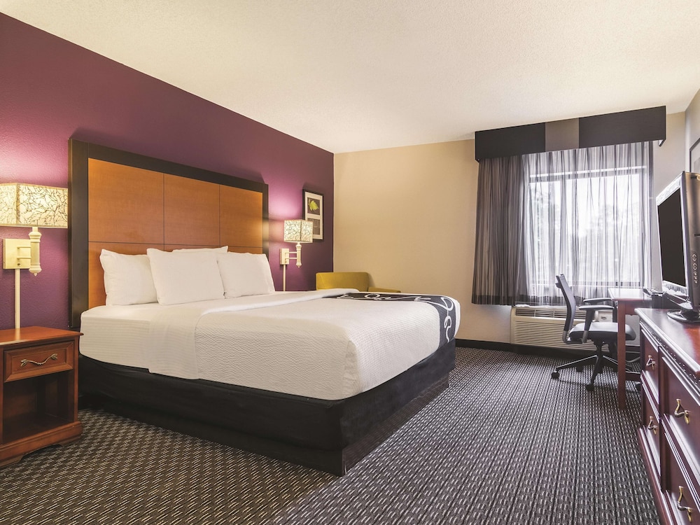 Deluxe Room, 1 Queen Bed, Accessible, Non Smoking (Mobility Accessible) - Photo 1