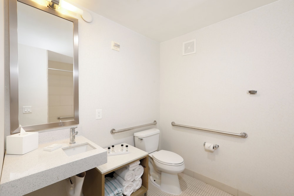 Standard Room, 2 Queen Beds, Accessible - Photo 4