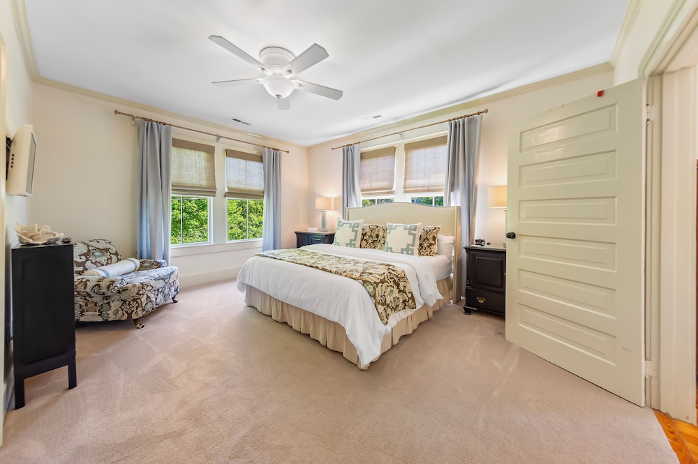 Grand Suite, 1 King Bed, Private Bathroom (The Caleb Bradham Suite) photo 1