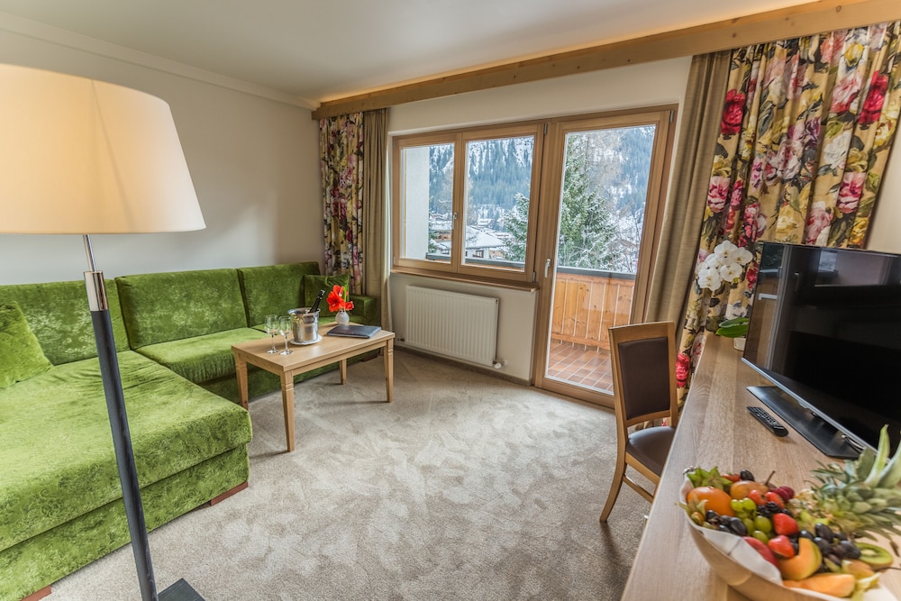 Superior Suite with Balcony, Mountain View photo 3