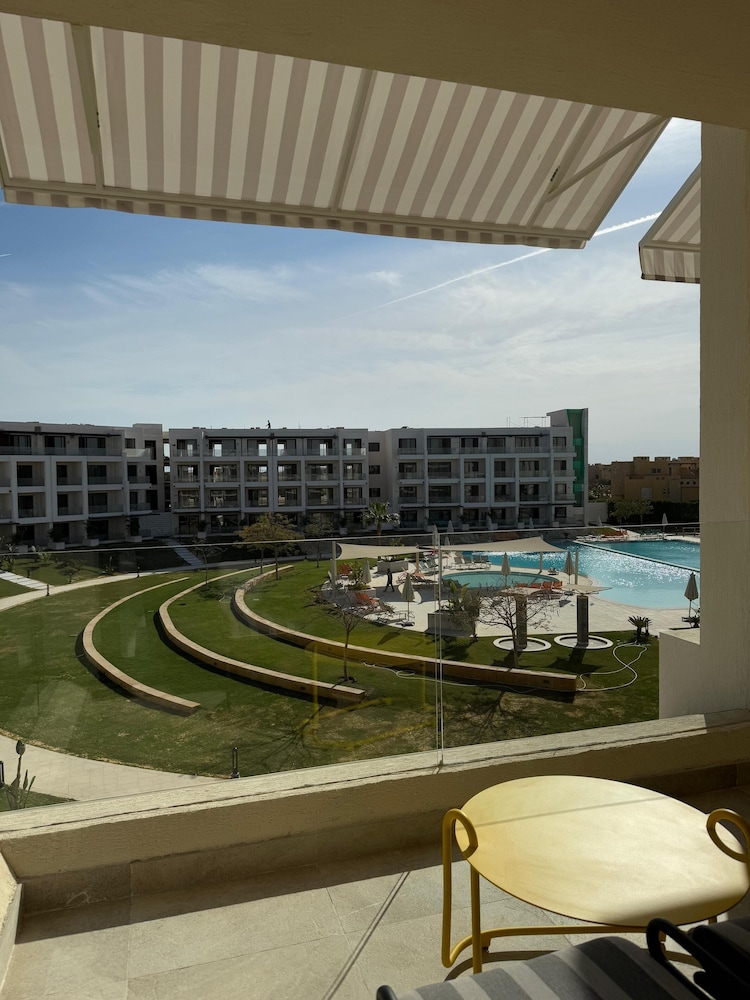 Superior Room Pool View Twin Beds photo 3