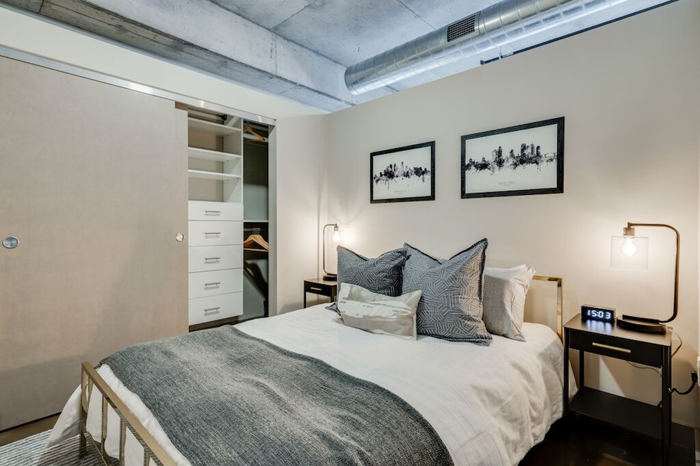 Condo, 1 Queen Bed With Sofa Bed, Balcony, City View photo 2