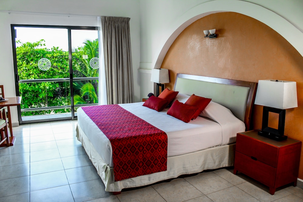 Standard Room, 1 Bedroom, Partial Ocean View - Photo 1