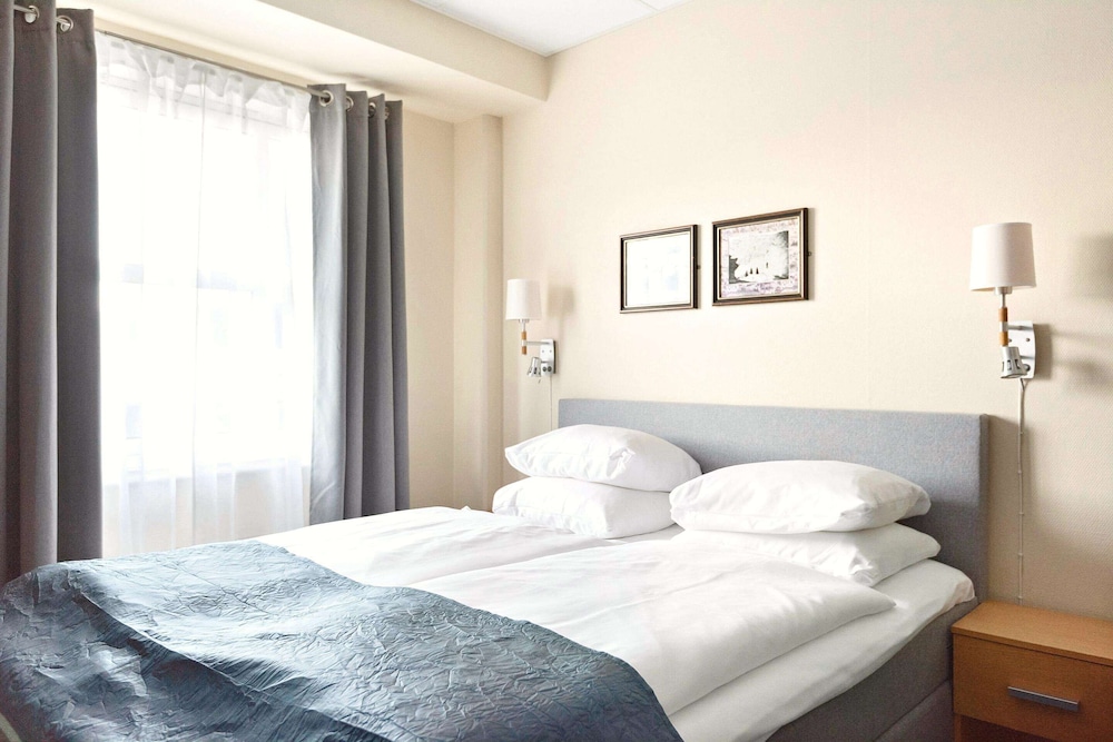 Standard Room, 1 Queen Bed, Non Smoking - Photo 2