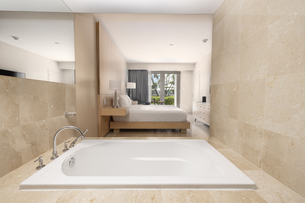 Room, 1 King Bed, Bathtub, Garden View (Shower) - Photo 8
