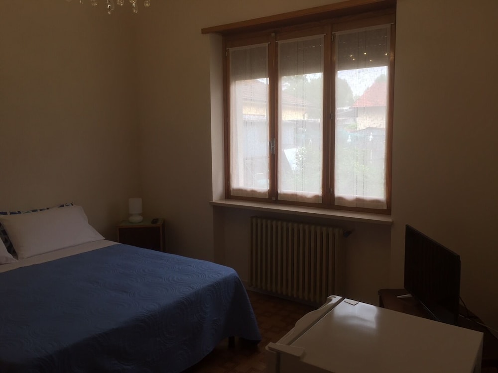 Double Room, 1 Queen Bed, Shared Bathroom