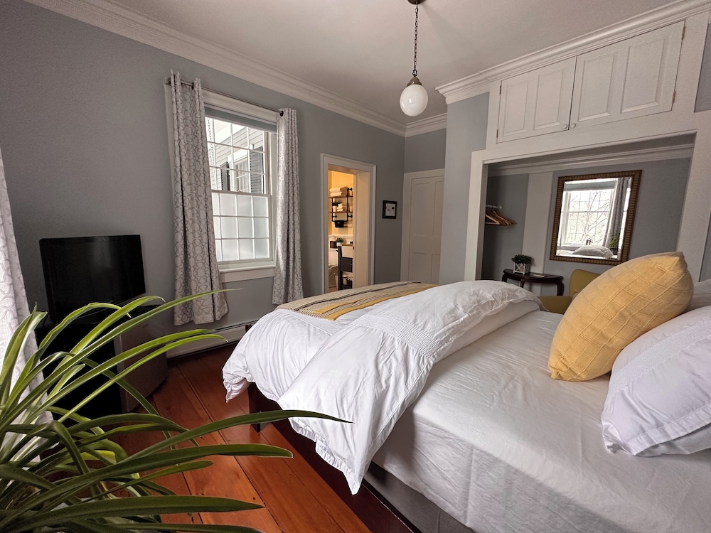 Basic Double Room, 1 Queen Bed, Garden View