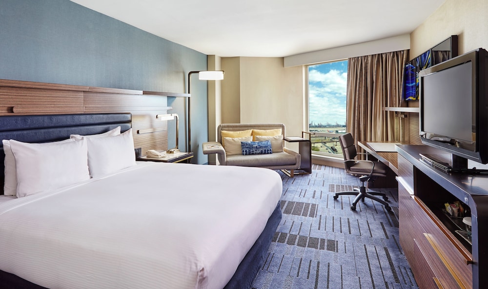 Deluxe Room, 1 King Bed, Accessible, Bathtub - Photo 3