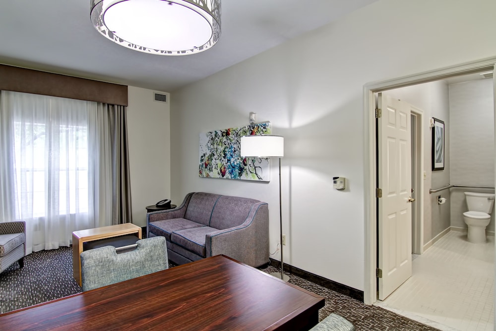 Premium Suite, 1 King Bed, Accessible, Bathtub - Photo 2